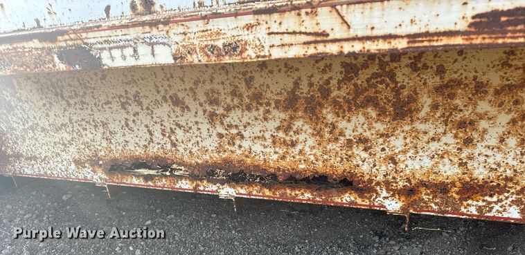 image for item EG6239 2001 Donahue livestock trailer