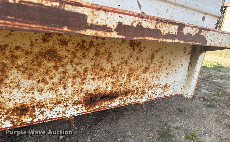 image for item EG6239 2001 Donahue livestock trailer