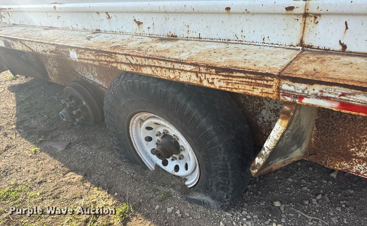 image for item EG6239 2001 Donahue livestock trailer