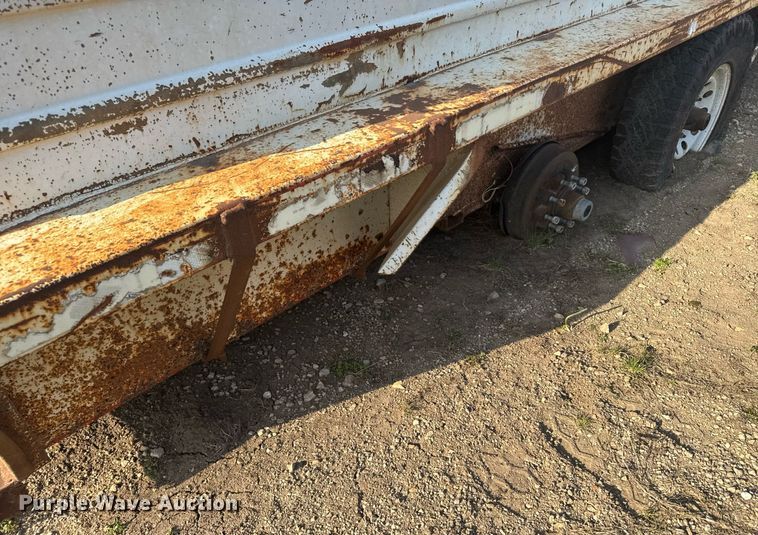 image for item EG6239 2001 Donahue livestock trailer