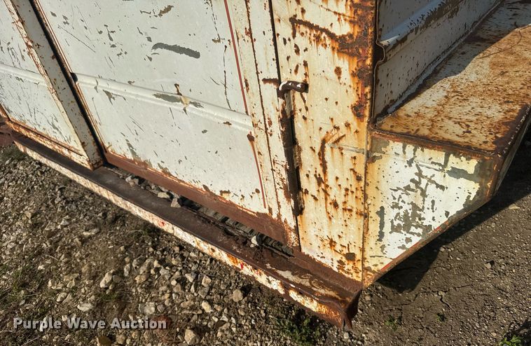 image for item EG6239 2001 Donahue livestock trailer