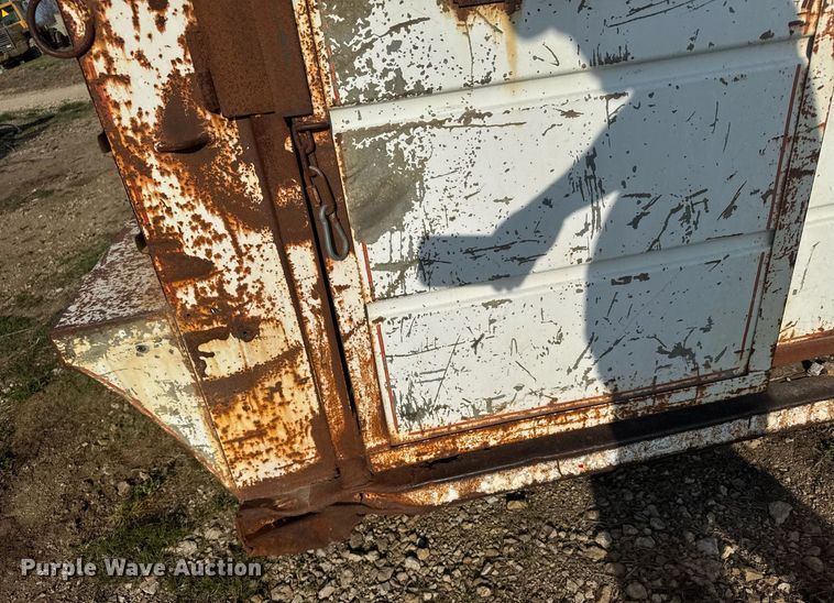 image for item EG6239 2001 Donahue livestock trailer