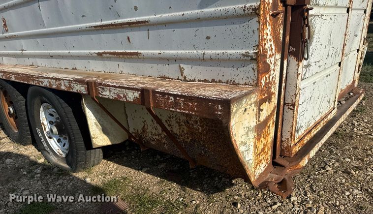 image for item EG6239 2001 Donahue livestock trailer