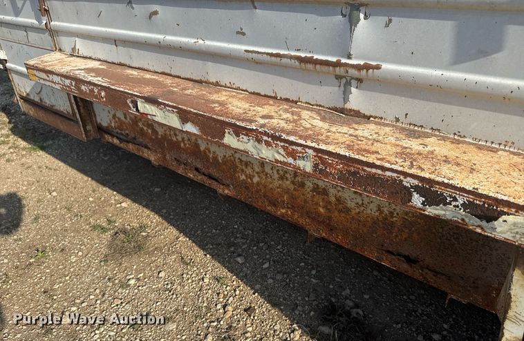 image for item EG6239 2001 Donahue livestock trailer