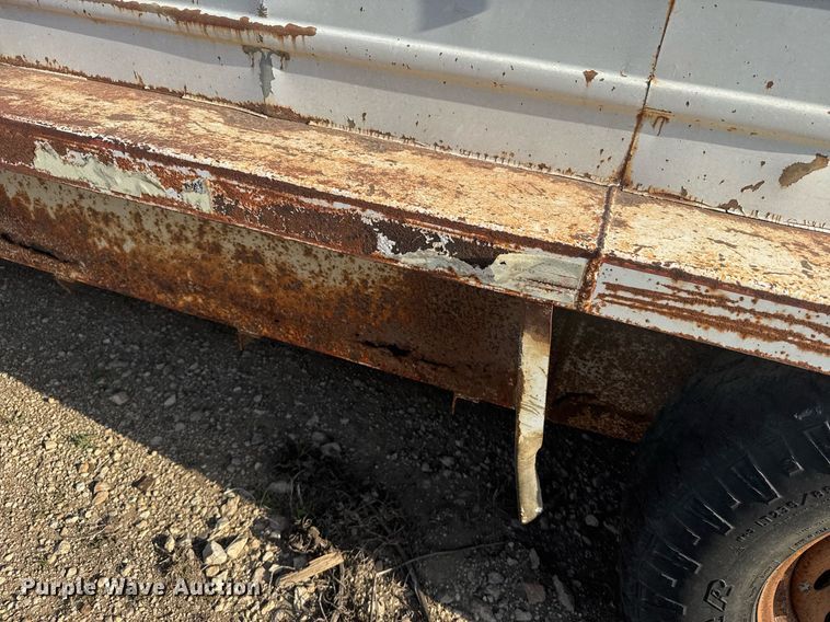 image for item EG6239 2001 Donahue livestock trailer