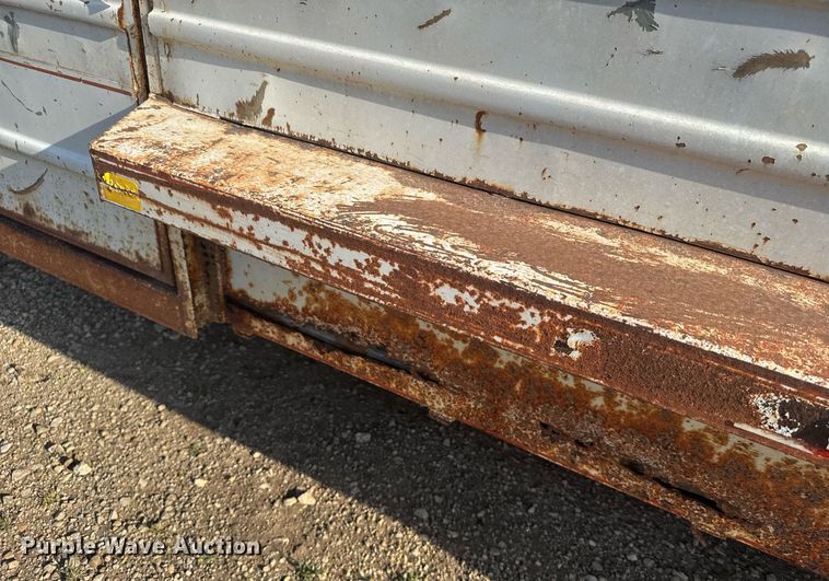 image for item EG6239 2001 Donahue livestock trailer
