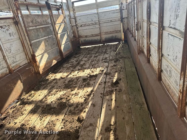 image for item EG6239 2001 Donahue livestock trailer