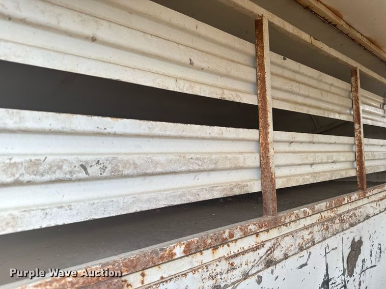 image for item EG6239 2001 Donahue livestock trailer