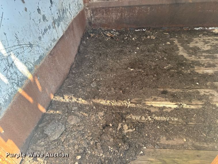 image for item EG6239 2001 Donahue livestock trailer