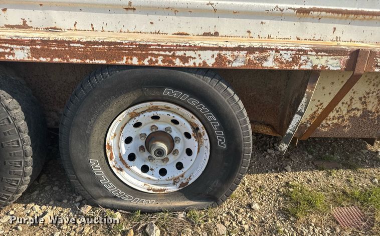 image for item EG6239 2001 Donahue livestock trailer