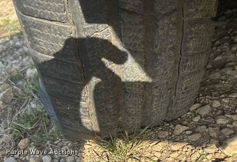 image for item EG6239 2001 Donahue livestock trailer