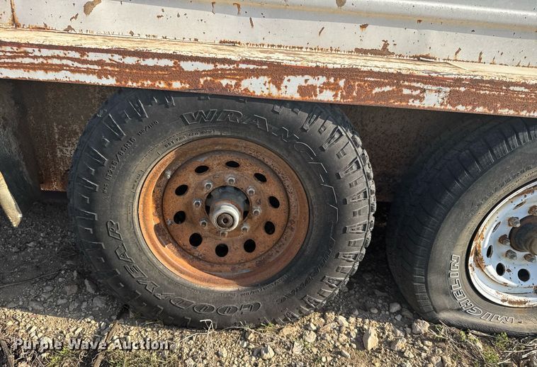 image for item EG6239 2001 Donahue livestock trailer