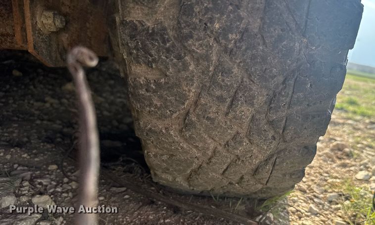 image for item EG6239 2001 Donahue livestock trailer