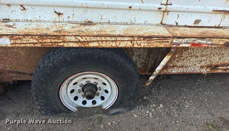 image for item EG6239 2001 Donahue livestock trailer