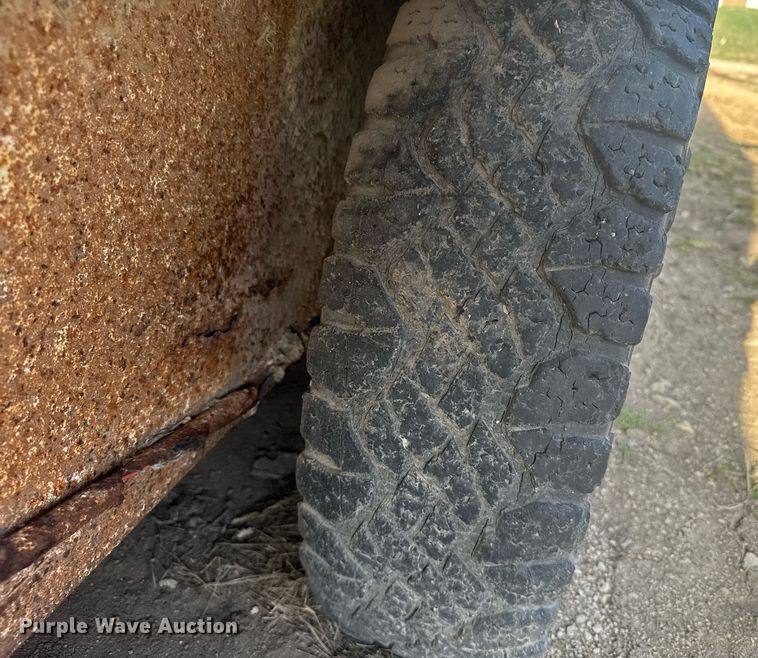 image for item EG6239 2001 Donahue livestock trailer