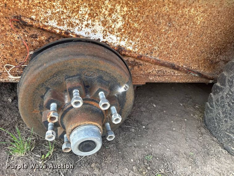 image for item EG6239 2001 Donahue livestock trailer