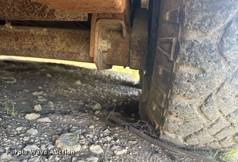 image for item EG6239 2001 Donahue livestock trailer