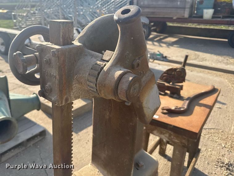 image for item EG6242 Famco arbor press