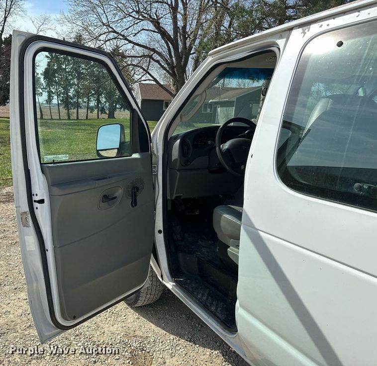 image for item EG6246 2006 Ford E350 Super Duty van