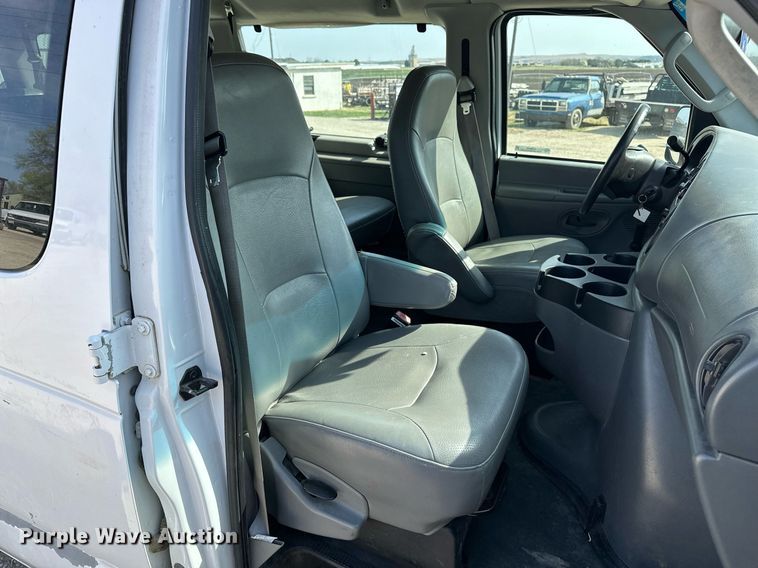 image for item EG6246 2006 Ford E350 Super Duty van