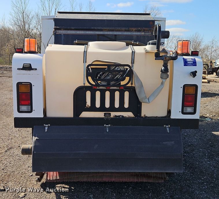 image for item EI8913 2019 Isuzu NRR street sweeper truck