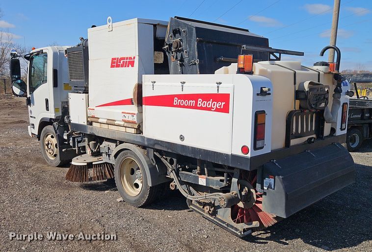 image for item EI8913 2019 Isuzu NRR street sweeper truck