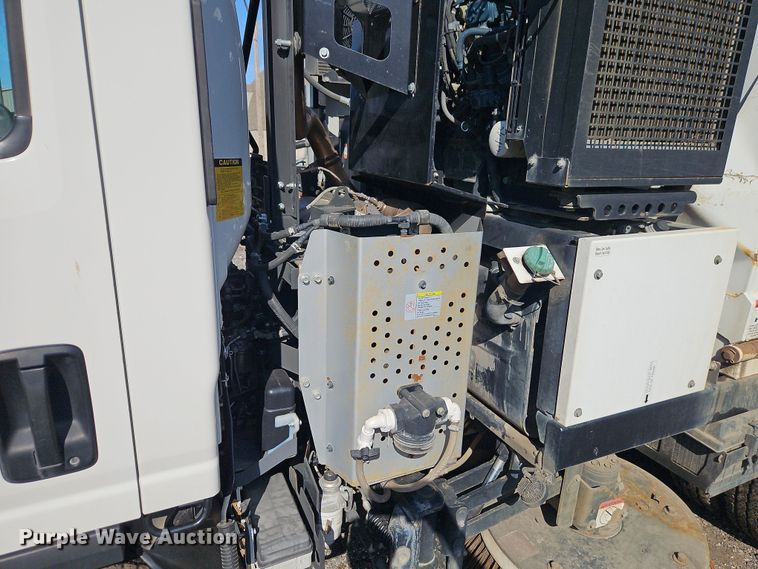 image for item EI8913 2019 Isuzu NRR street sweeper truck