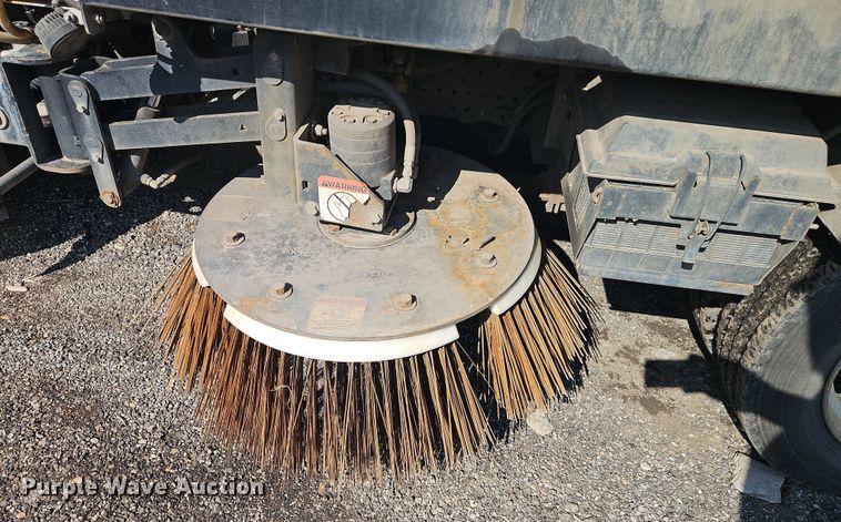 image for item EI8913 2019 Isuzu NRR street sweeper truck