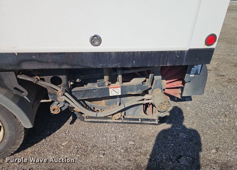 image for item EI8913 2019 Isuzu NRR street sweeper truck