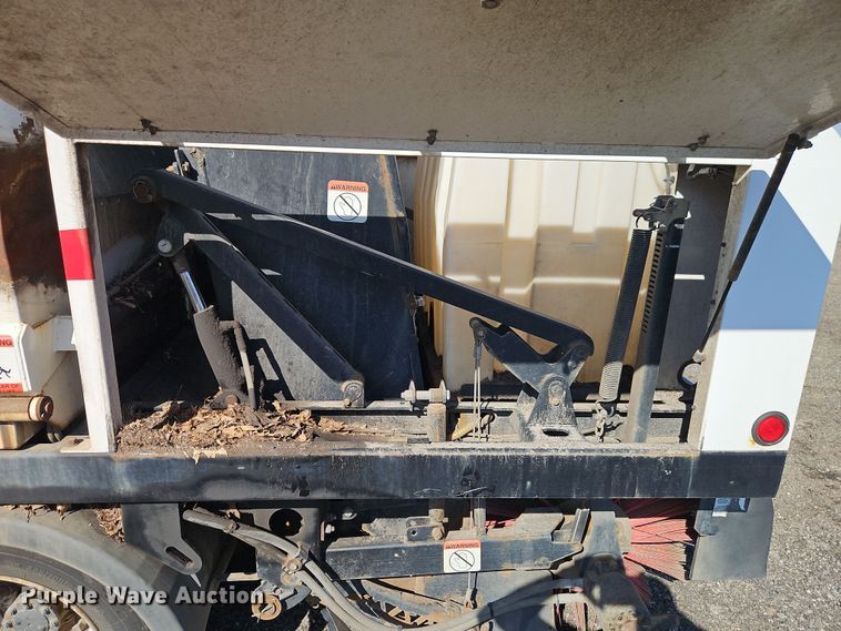 image for item EI8913 2019 Isuzu NRR street sweeper truck