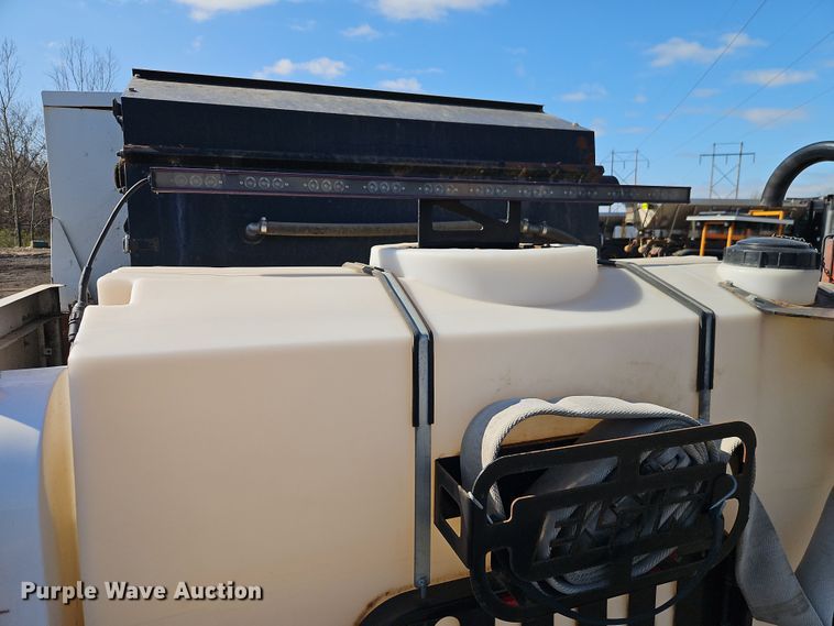 image for item EI8913 2019 Isuzu NRR street sweeper truck