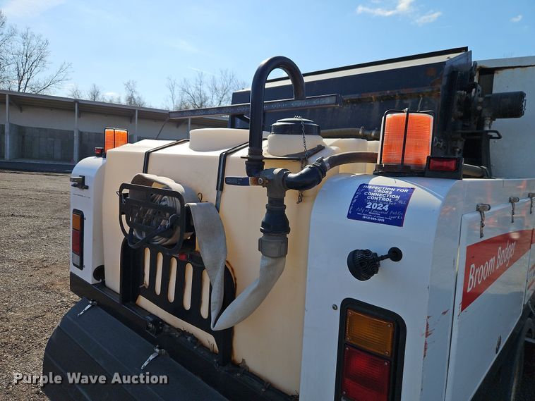 image for item EI8913 2019 Isuzu NRR street sweeper truck