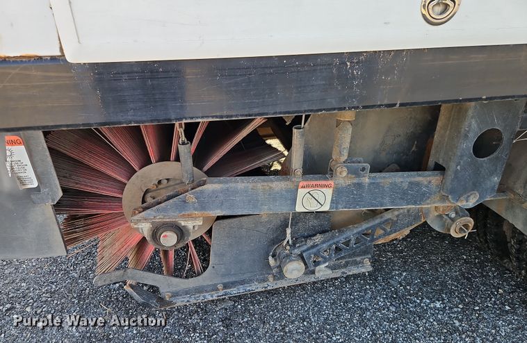 image for item EI8913 2019 Isuzu NRR street sweeper truck