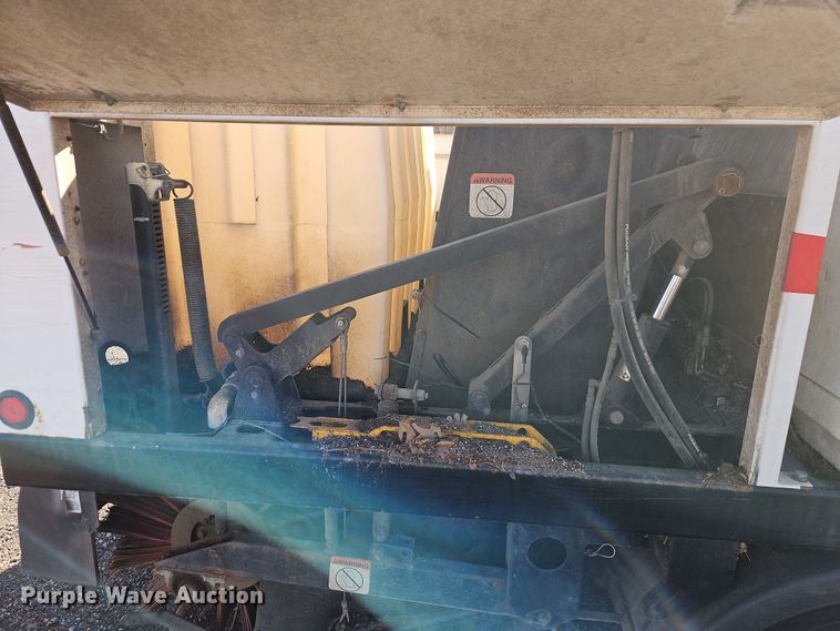 image for item EI8913 2019 Isuzu NRR street sweeper truck