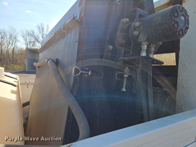 image for item EI8913 2019 Isuzu NRR street sweeper truck