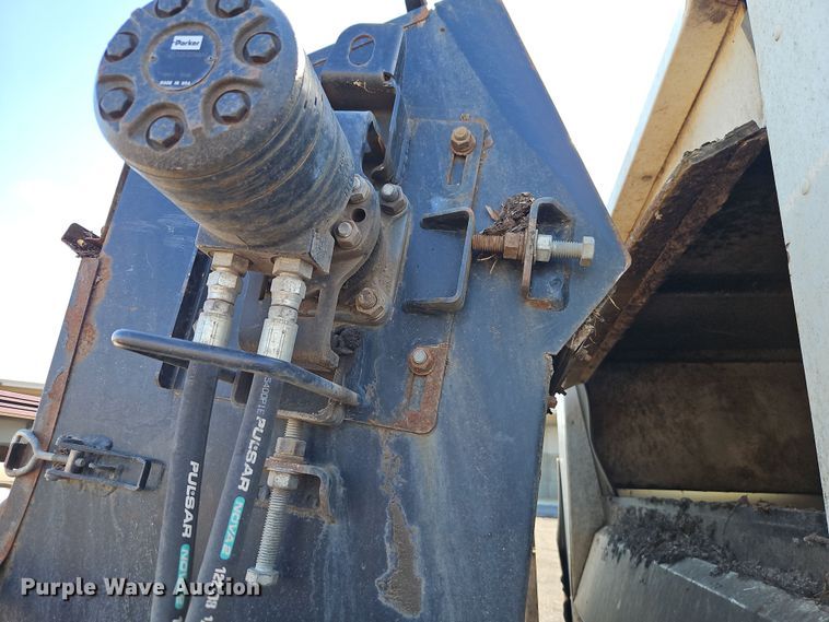 image for item EI8913 2019 Isuzu NRR street sweeper truck