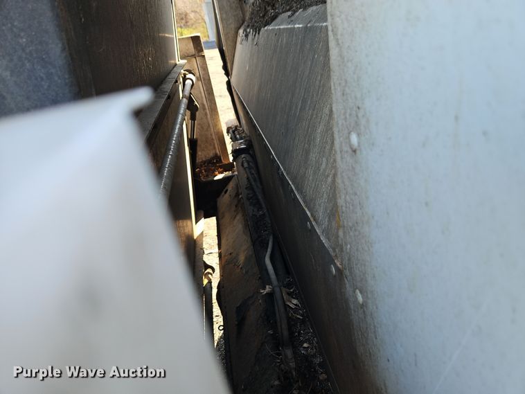 image for item EI8913 2019 Isuzu NRR street sweeper truck