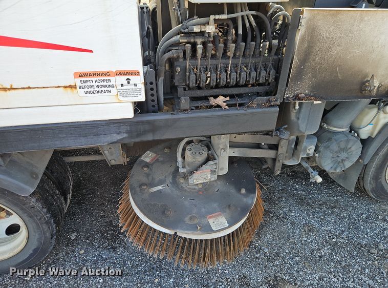 image for item EI8913 2019 Isuzu NRR street sweeper truck