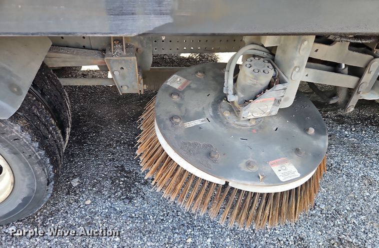 image for item EI8913 2019 Isuzu NRR street sweeper truck