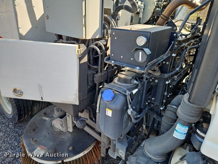 image for item EI8913 2019 Isuzu NRR street sweeper truck