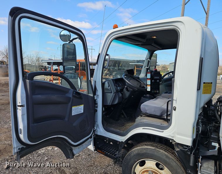 image for item EI8913 2019 Isuzu NRR street sweeper truck