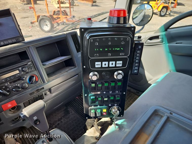 image for item EI8913 2019 Isuzu NRR street sweeper truck