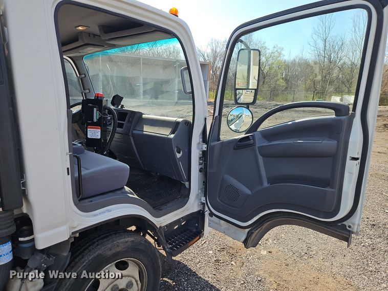 image for item EI8913 2019 Isuzu NRR street sweeper truck