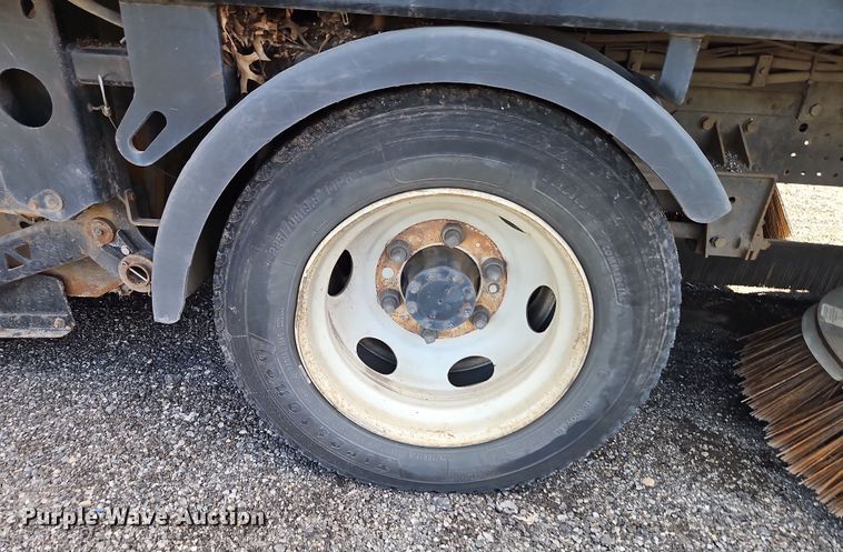 image for item EI8913 2019 Isuzu NRR street sweeper truck