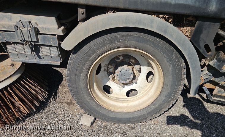 image for item EI8913 2019 Isuzu NRR street sweeper truck