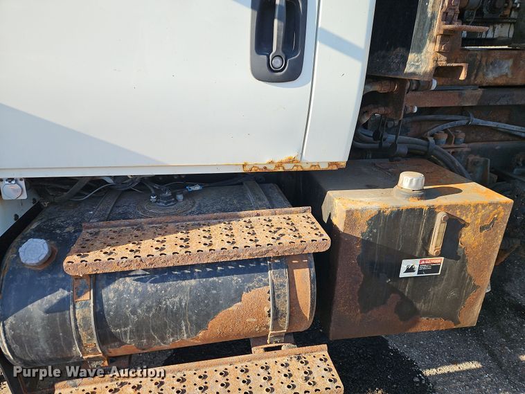 image for item EI8915 2009 International WorkStar 7400 applicator truck