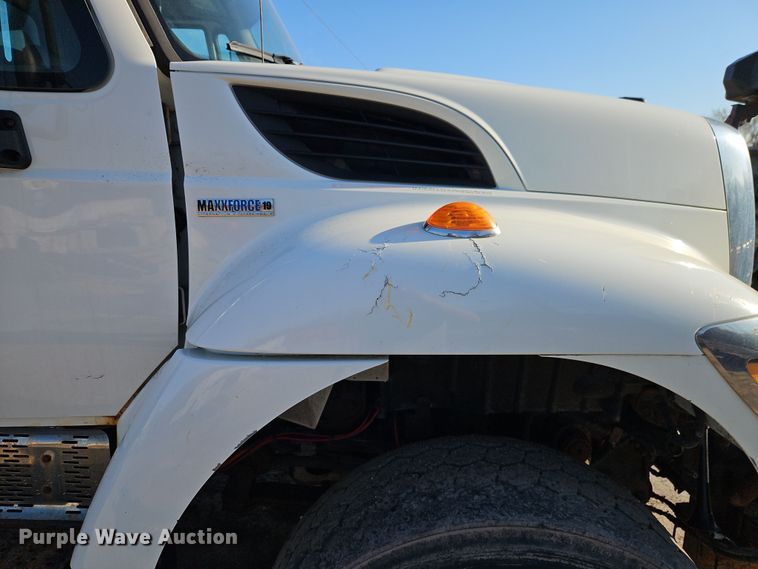 image for item EI8915 2009 International WorkStar 7400 applicator truck