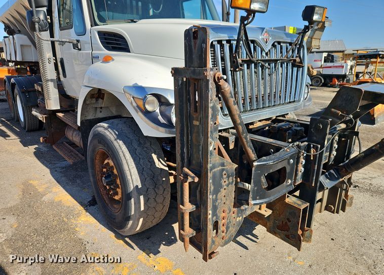 image for item EI8915 2009 International WorkStar 7400 applicator truck