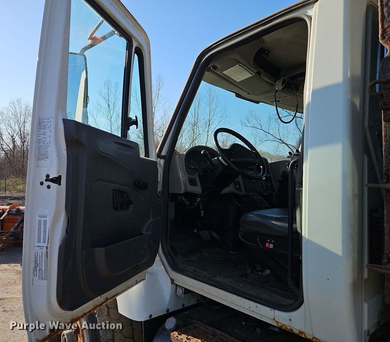 image for item EI8915 2009 International WorkStar 7400 applicator truck