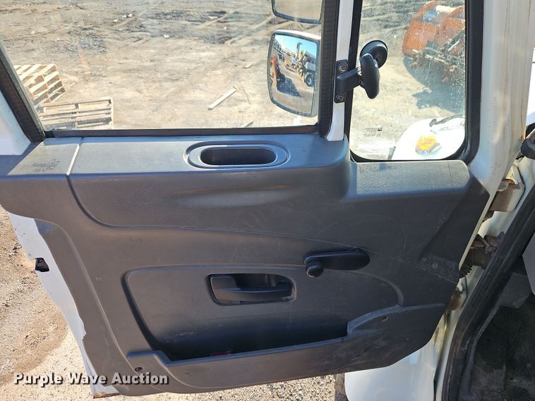 image for item EI8915 2009 International WorkStar 7400 applicator truck